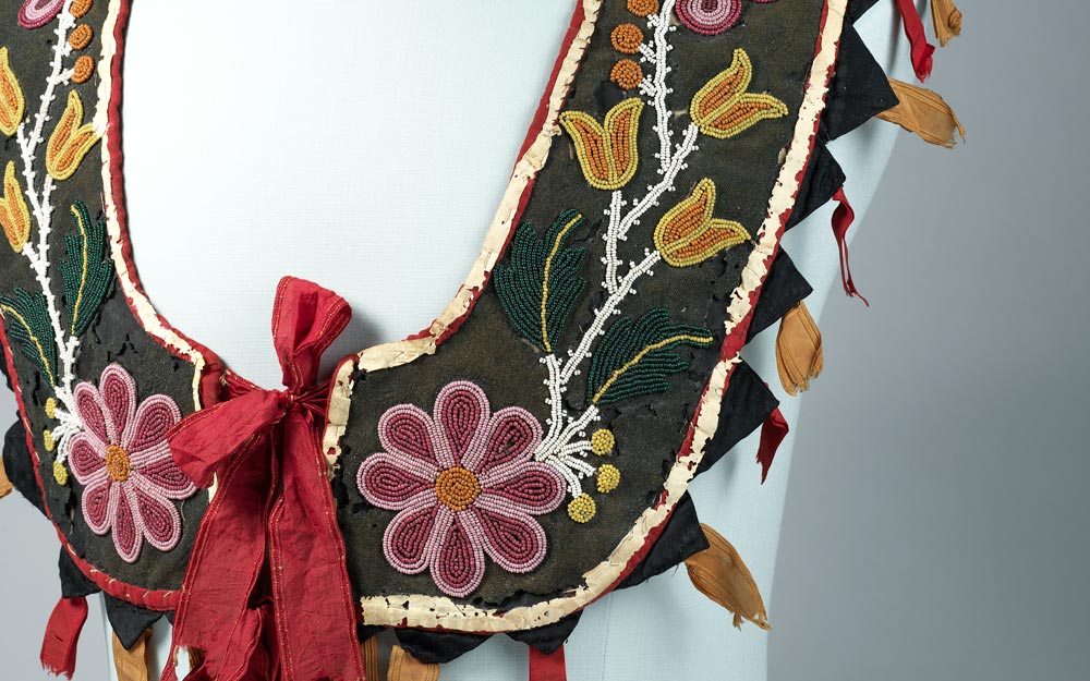 Collar with fine glass beads in floral design, silk ribbon